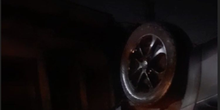 Carro desgovernado capota após bater em veículos estacionados