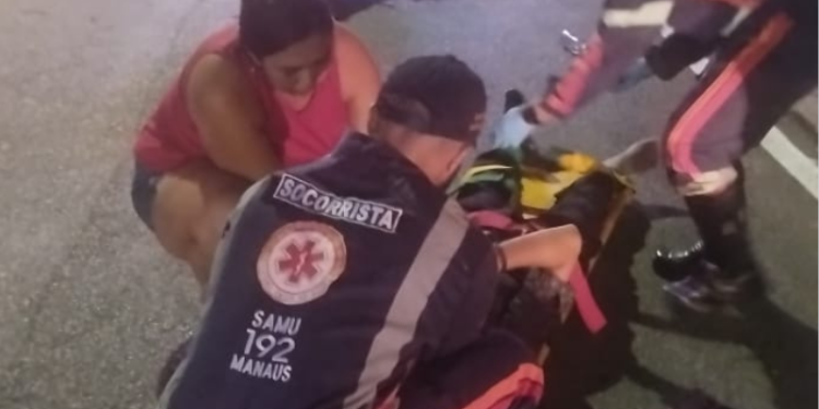 Jovem é esfaqueada por homem escondido em mata próximo a Shopping