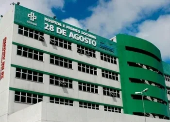 Policial é baleada ao trocar tiros com criminosos durante assalto