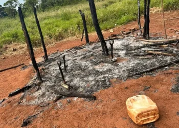 Homem é preso por incendiar uma residência com duas crianças dentro de aldeia