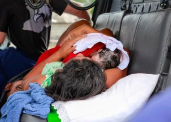 Bebê nasce em helicóptero durante o resgate da mãe