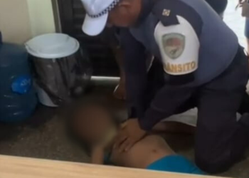 Menina de 9 anos se afoga e é salva por policiais; veja o vídeo