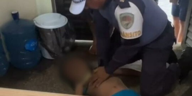 Menina de 9 anos se afoga e é salva por policiais; veja o vídeo