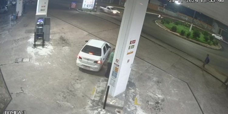 Passageiro de táxi é executado em posto de combustíveis; veja o vídeo