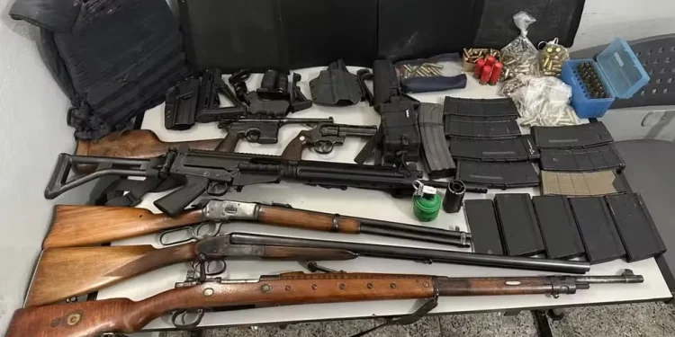 Homem em surto psicótico é preso após atirar em policiais em apartamento de luxo