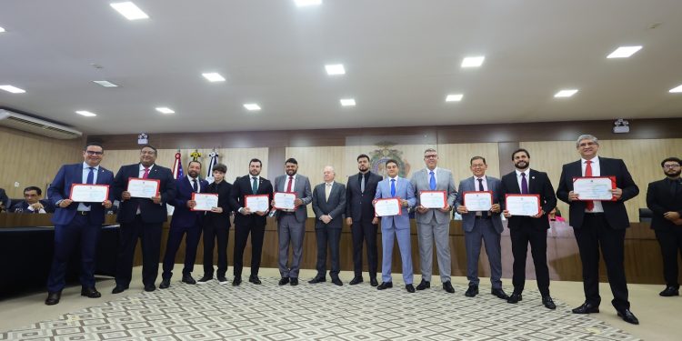 Vereadores eleitos recebem diploma em cerimônia no TJAM