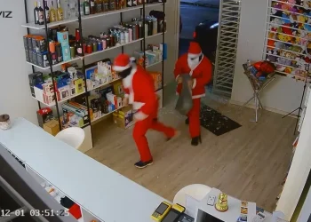 Fantasiados de Papai Noel, ladrões furtam loja de eletrônicos