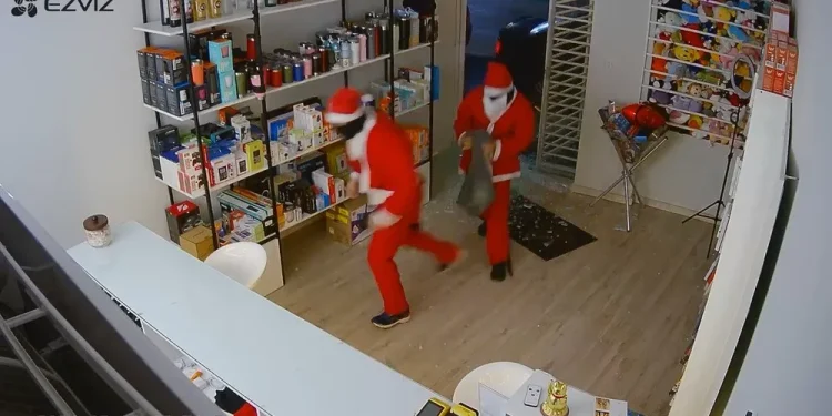 Fantasiados de Papai Noel, ladrões furtam loja de eletrônicos