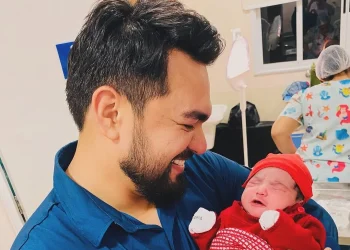 Jornalista publica primeira foto da filha após sair ao vivo para acompanhar o parto