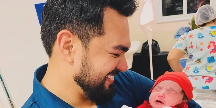 Jornalista publica primeira foto da filha após sair ao vivo para acompanhar o parto