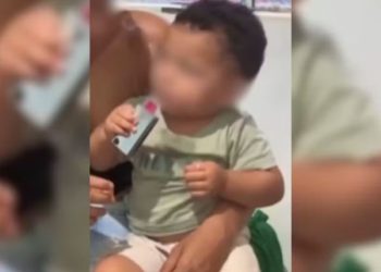 Adolescente filma bebê de 11 meses usando cigarro eletrônico; veja o vídeo