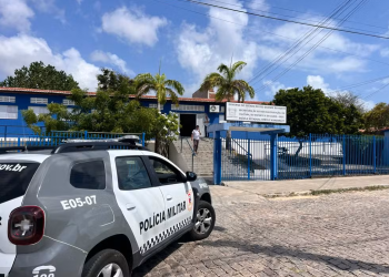 Estudante de 19 anos atira em colega em escola pública