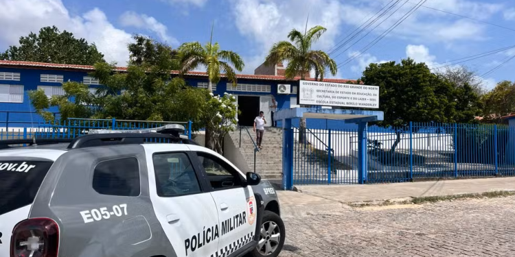Estudante de 19 anos atira em colega em escola pública