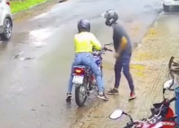 Amor bandido: Ladrão abandona a própria namorada durante roubo de moto; veja vídeo