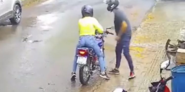 Amor bandido: Ladrão abandona a própria namorada durante roubo de moto; veja vídeo