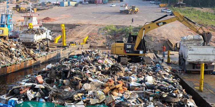 Prefeitura de Manaus retira 220 toneladas de lixo das orlas em operação de limpeza
