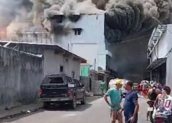 Incêndio de grandes proporções atinge lojas e residências; veja o vídeo