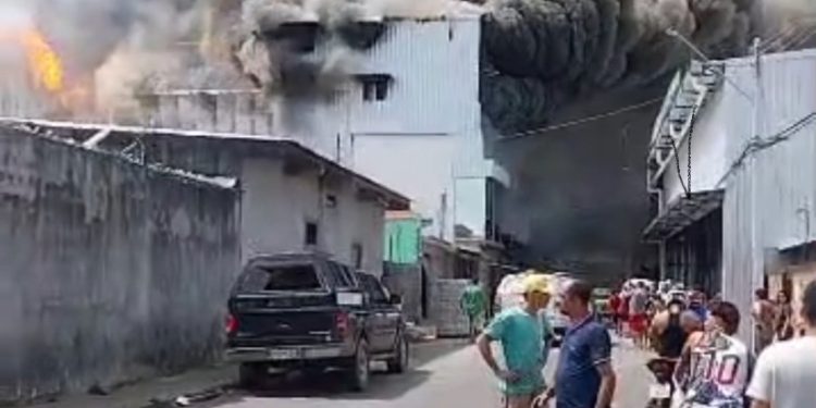 Incêndio de grandes proporções atinge lojas e residências; veja o vídeo