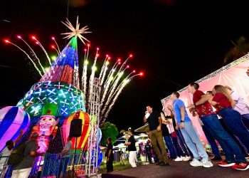 Prefeito David Almeida entrega Árvore de Natal de 30 metros com hologramas e bolhas de sabão instagramáveis