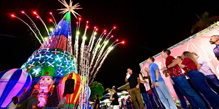 Prefeito David Almeida entrega Árvore de Natal de 30 metros com hologramas e bolhas de sabão instagramáveis