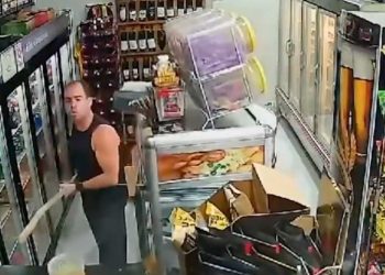 Major da PM é flagrado agredindo funcionário de adega; veja o vídeo