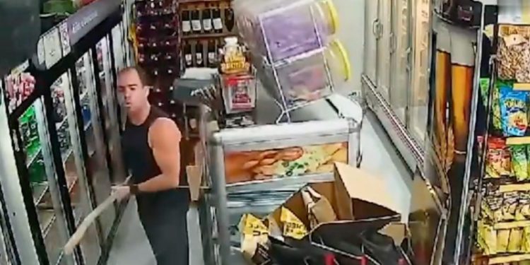 Major da PM é flagrado agredindo funcionário de adega; veja o vídeo