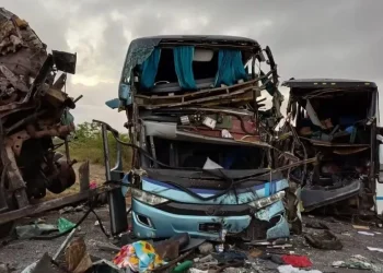 Colisão entre ônibus e carreta deixa cinco mortos e 21 feridos