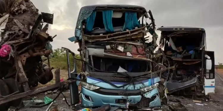 Colisão entre ônibus e carreta deixa cinco mortos e 21 feridos