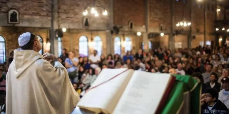 Fiel é assassinado ao sair de missa durante tentativa de assalto