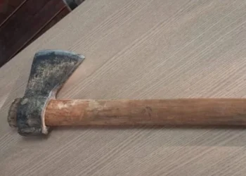 Enteado é preso após matar padrasto de 71 anos com golpes de machado