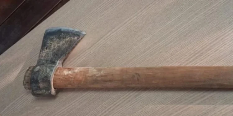 Enteado é preso após matar padrasto de 71 anos com golpes de machado