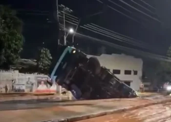Caminhão de lixo é engolido por cratera gigante em avenida
