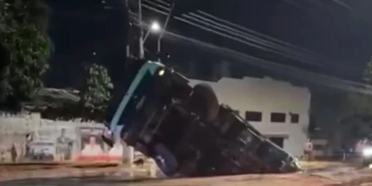Caminhão de lixo é engolido por cratera gigante em avenida