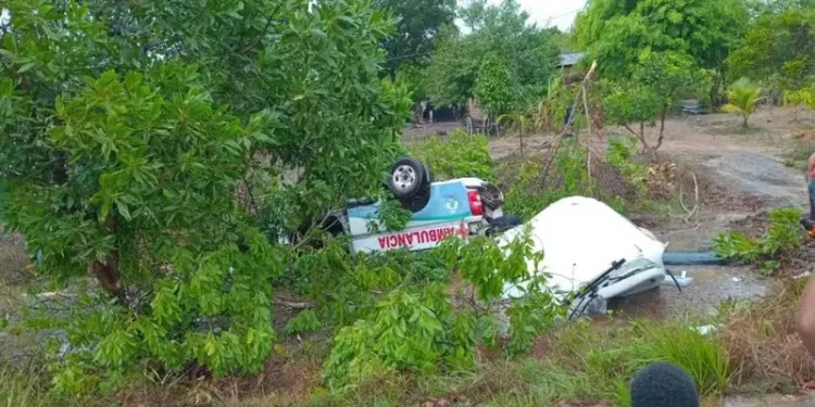 Ambulância capota na BR-156 e deixa mistério sobre feridos