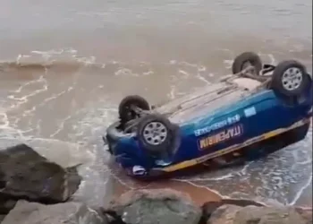 Mulher capota carro durante aula de direção e vai parar na areia da praia; veja o vídeo