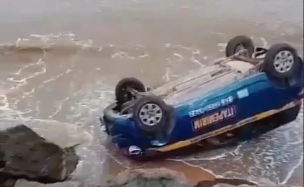 Mulher capota carro durante aula de direção e vai parar na areia da praia; veja o vídeo
