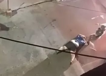 PM é flagrada chutando homem já rendido no chão