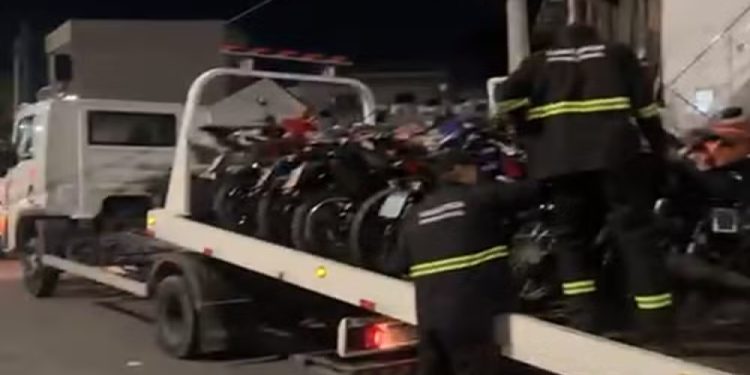 Festas em adegas são encerradas pela polícia e 30 veículos são apreendidos