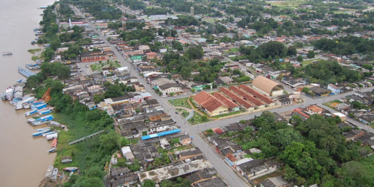 Avião de pequeno porte cai em comunidade do Amazonas