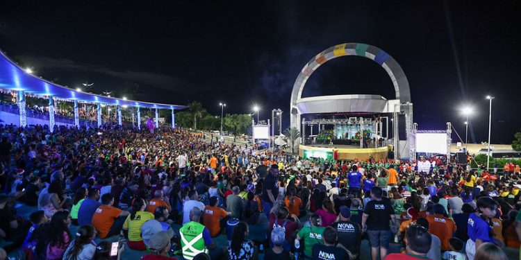 Espetáculo “Um sonho de Natal” encantou o público no Anfiteatro da Ponta Negra