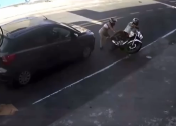Jovem na garupa de moto morre após manobra perigosa; veja o vídeo