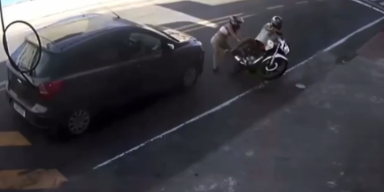 Jovem na garupa de moto morre após manobra perigosa; veja o vídeo
