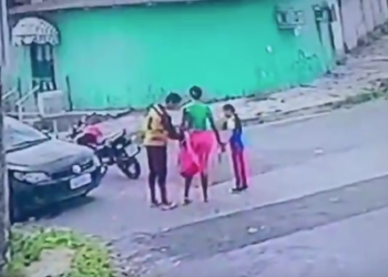 Homem rouba mochila de criança na zona norte de Manaus; veja imagens