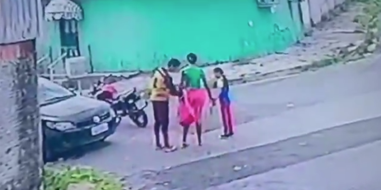Homem rouba mochila de criança na zona norte de Manaus; veja imagens