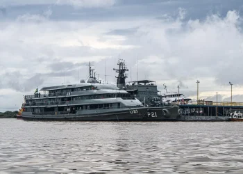 Marinha realiza visitação a navios no cais do Roadway