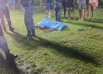 Homem é executado com mais de 10 tiros em campo após perseguição