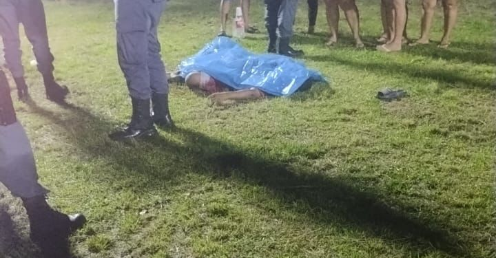 Homem é executado com mais de 10 tiros em campo após perseguição