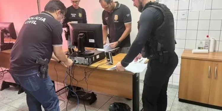 Servidora pública é presa em operação por desviar R$ 200 mil reais Servidora pública é presa em operação por desviar R$ 200 mil reais