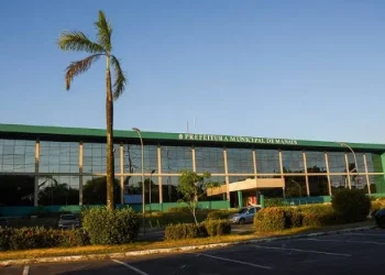 Prefeitura de Manaus injetará mais de R$ 300 milhões na economia com 13º e salário para servidores