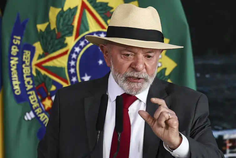 Marcelo Camargo/Agência Brasil Brasília (DF), 08/01/2025 - O presidente Luiz Inácio Lula da Silva participa de eventos em referência aos episódios antidemocráticos ocorridos em 8 de janeiro de 2023: a reintegração das obras de arte destruídas nos ataques antidemocráticos, a reincorporação ao acervo do palácio o relógio do Século XVII e uma ânfora - tidos como símbolos da dificuldade e delicadeza nos trabalhos de restauração; e o descerramento do painel As Mulatas, que foi vandalizado no mesmo ataque, recuperado e, agora devolvido ao seu local original, o 3º andar do Palácio do Planalto. Foto: Marcelo Camargo/Agência Brasil